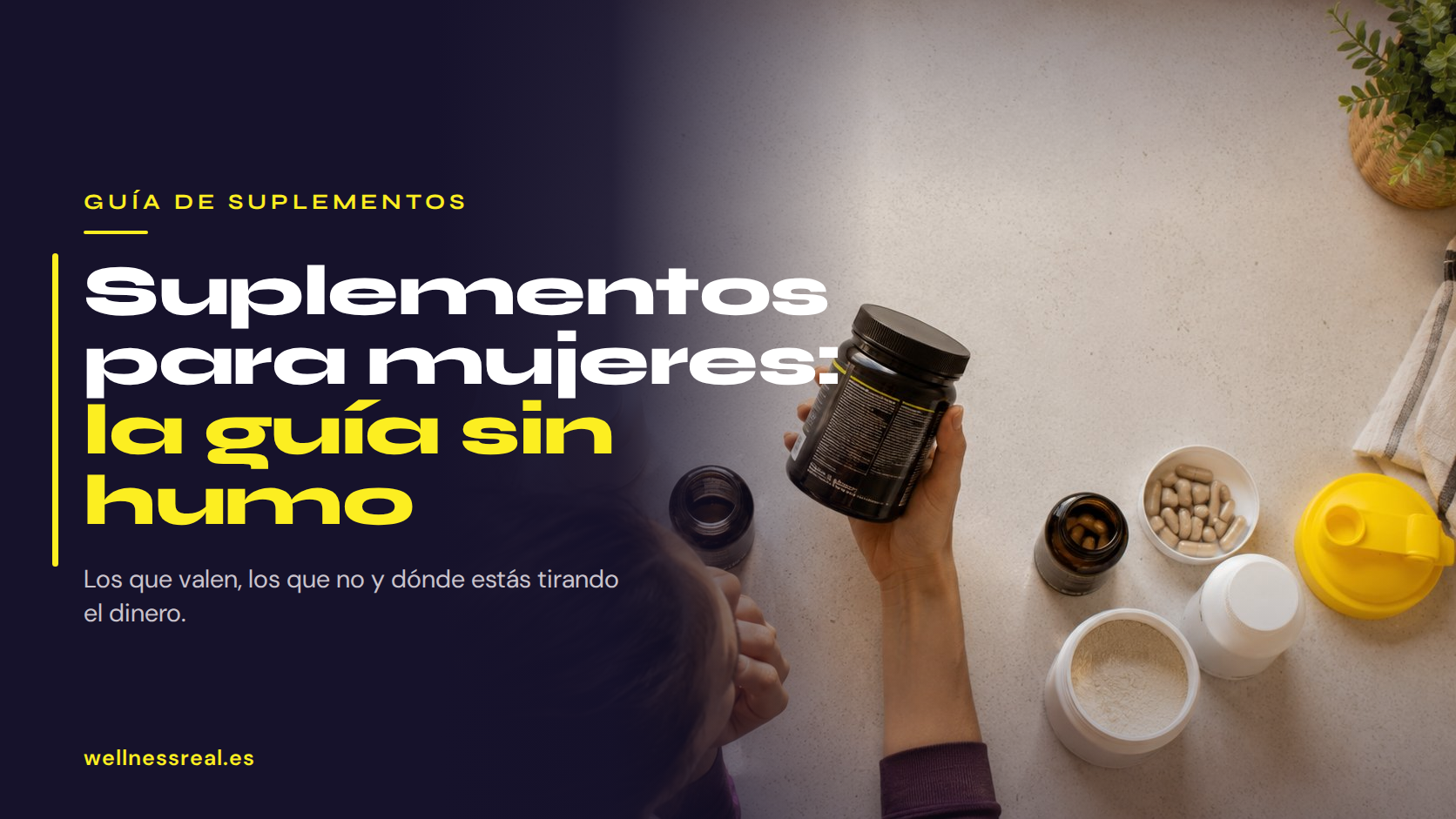 Mujer sosteniendo un bote de proteína rodeada de suplementos sobre una encimera