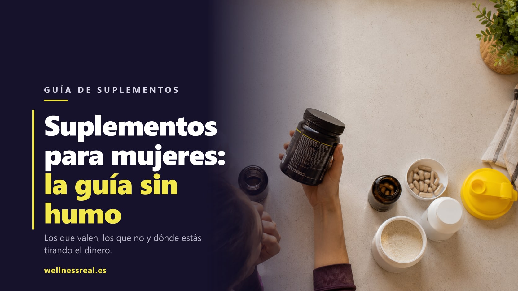 Vista cenital de varios botes de suplementos sobre una encimera mientras una mujer sostiene uno, estética WellnessReal