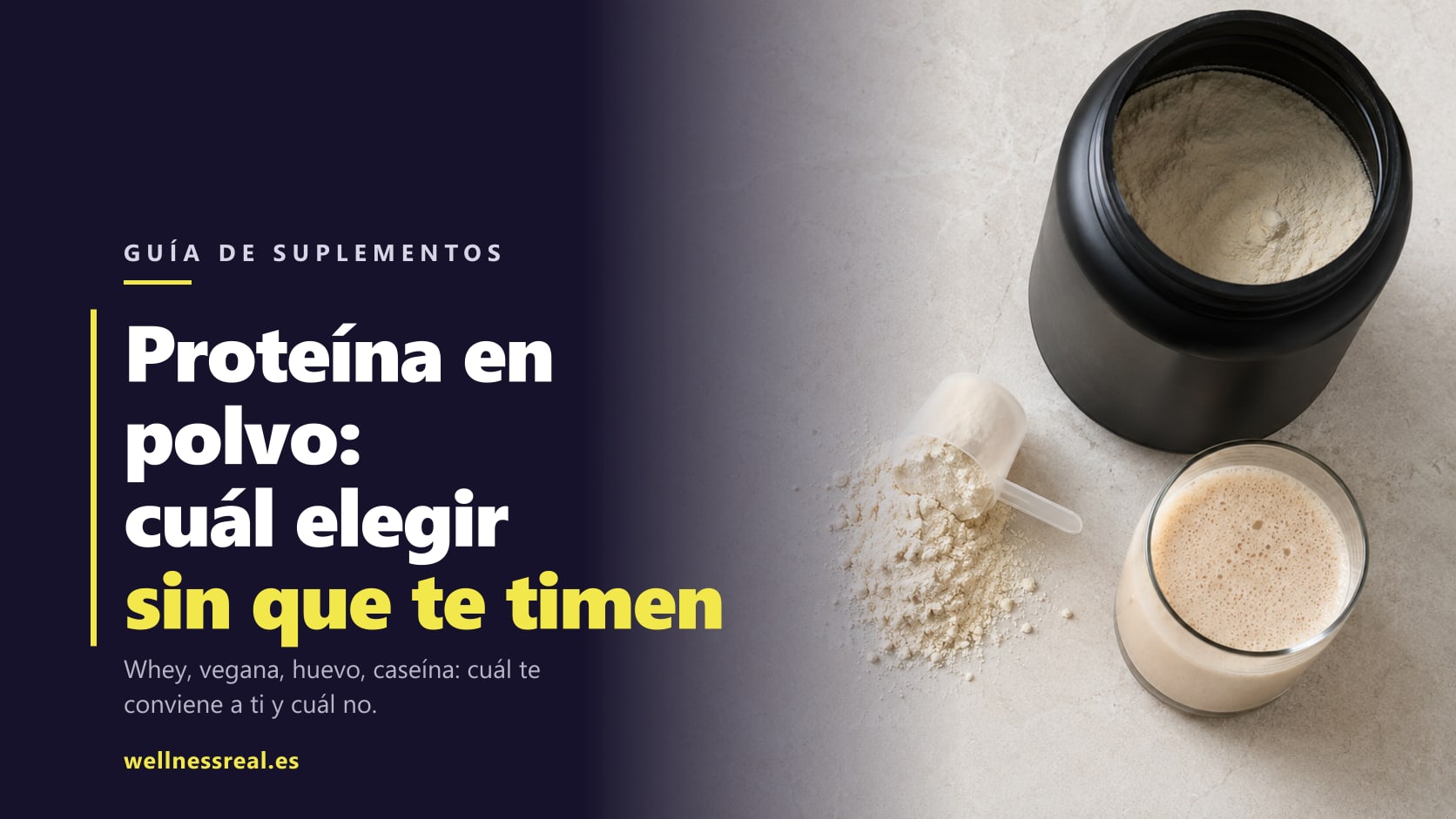 Bote de proteína en polvo, cazo dosificador y batido en un vaso sobre encimera clara, estética WellnessReal