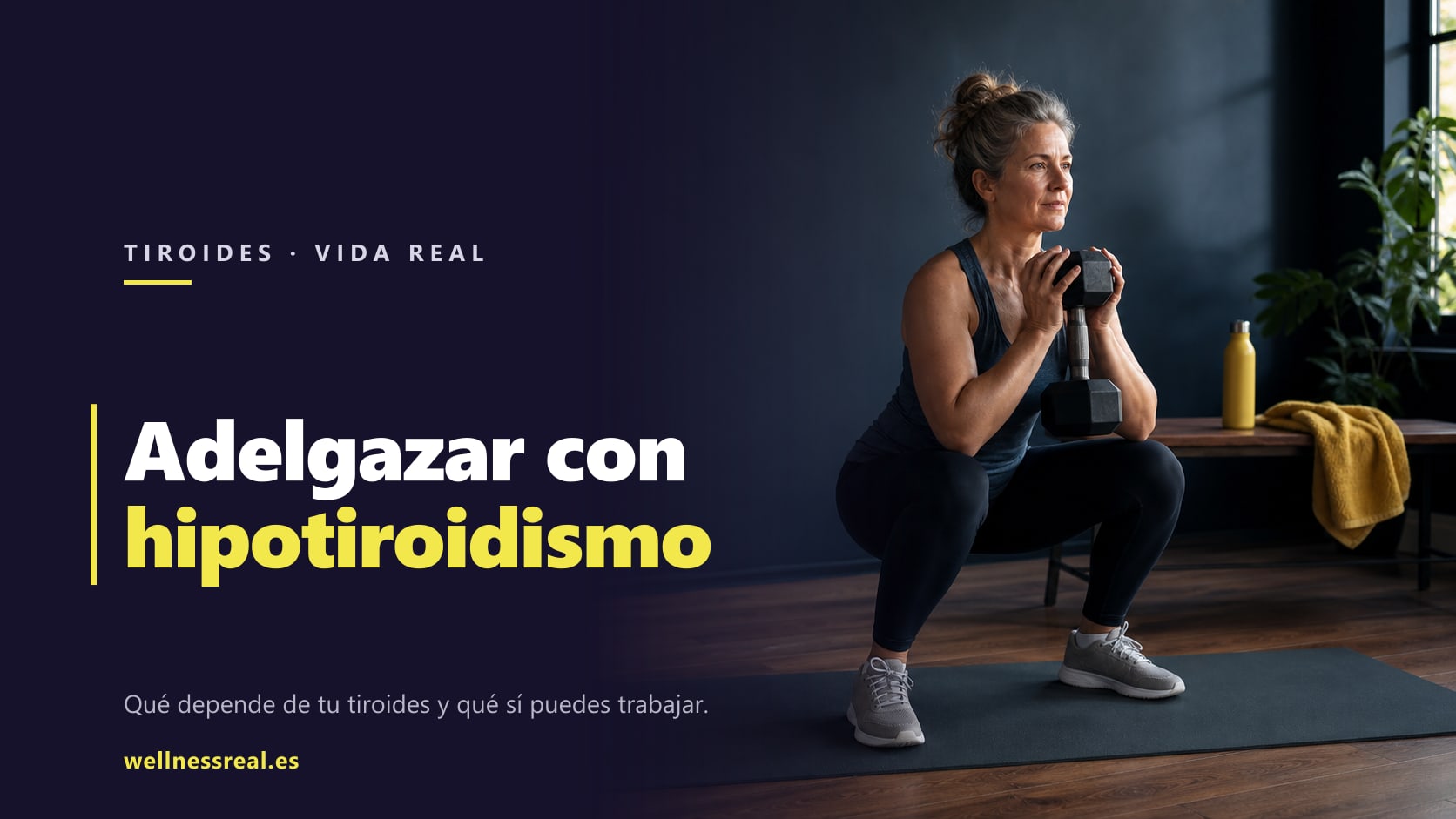 Mujer adulta realizando una sentadilla con mancuerna en un espacio de entrenamiento doméstico