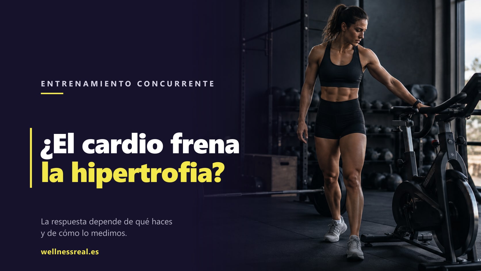 Deportista combinando entrenamiento con barra y bicicleta estática