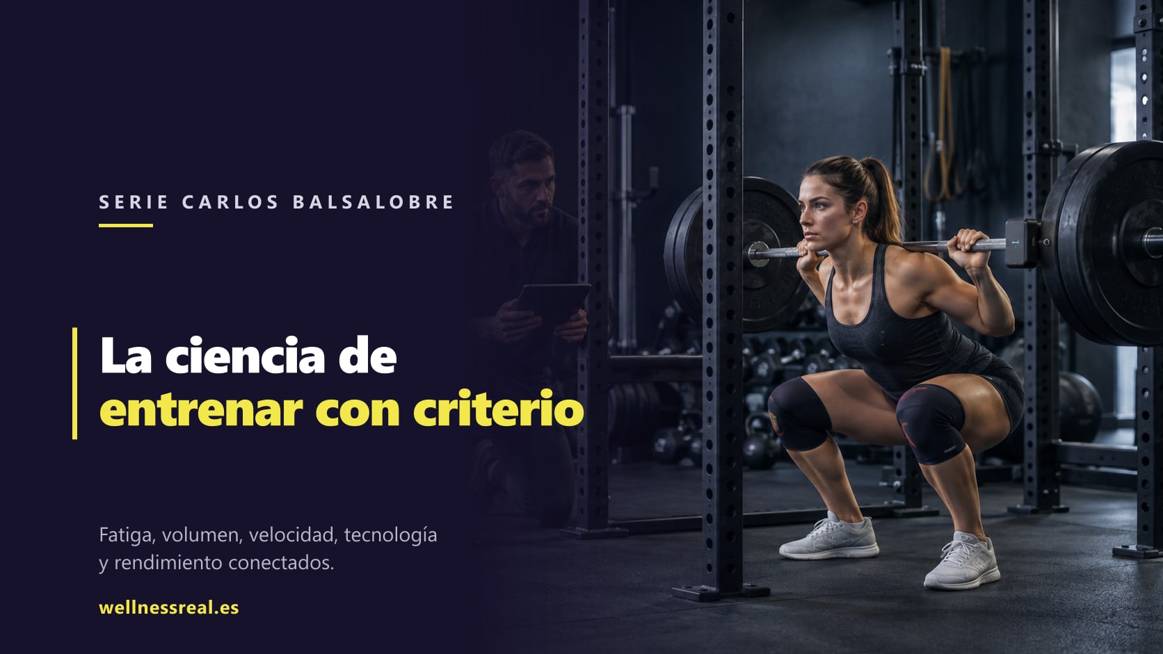 Entrenador analizando la velocidad de una sentadilla durante una sesión de fuerza