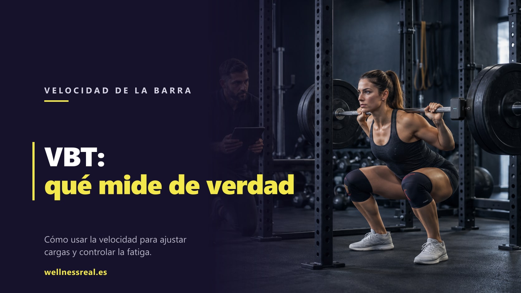 Entrenador controlando la velocidad de una sentadilla con tecnología deportiva