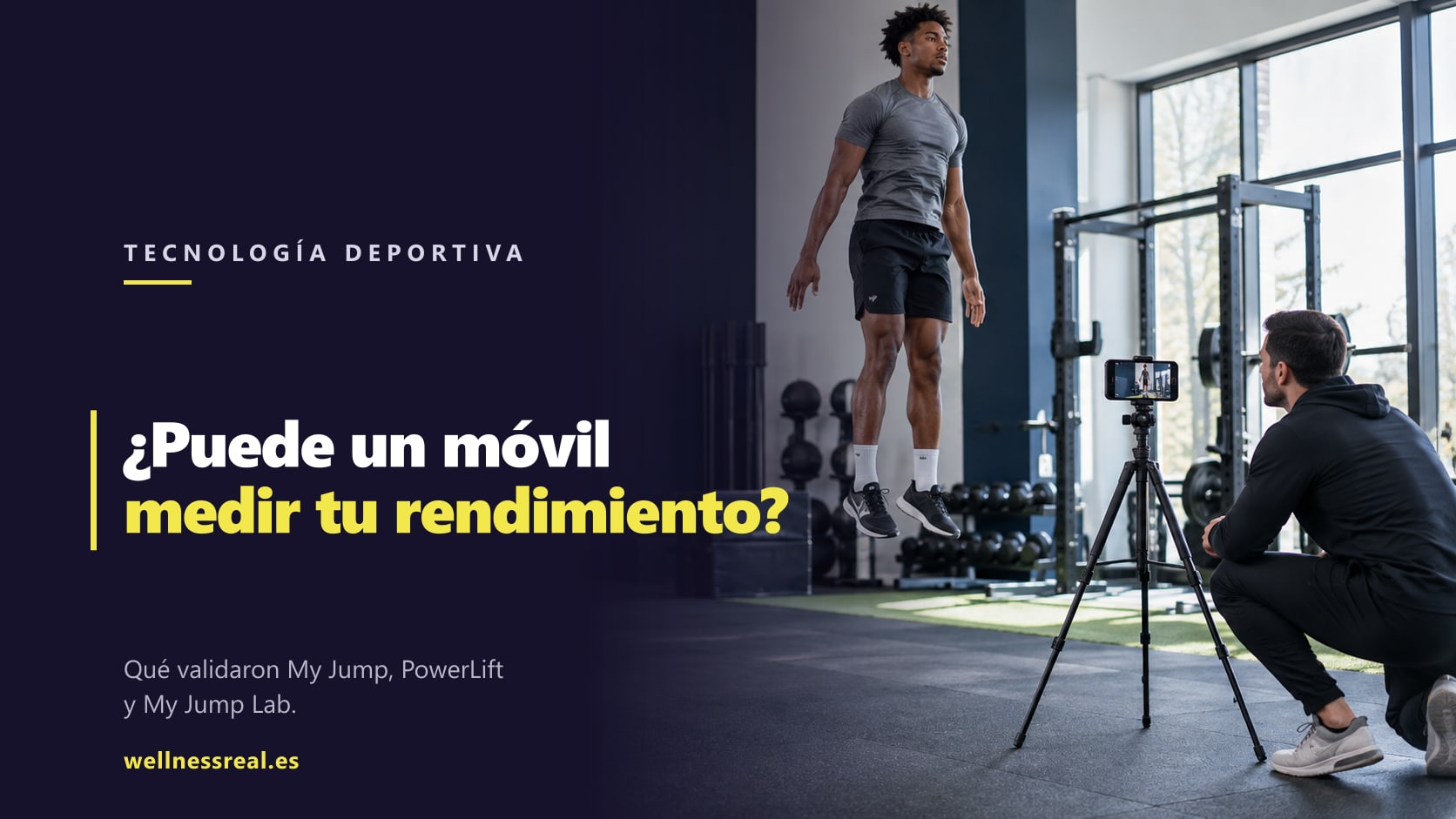 Entrenador grabando con un teléfono el salto vertical de una deportista