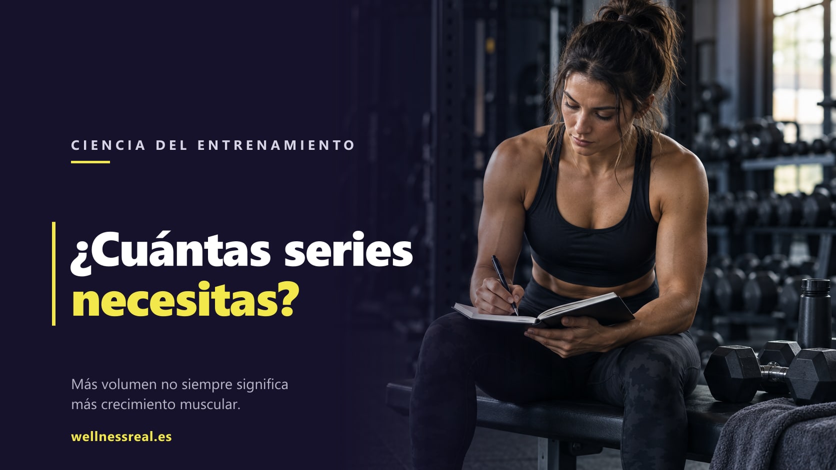 Mujer revisando su planificación semanal de fuerza junto a unas mancuernas